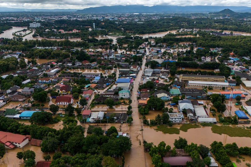 Foto udara menampilkan banjir akibat Topan Yagi yang melanda provinsi utara Chiang Rai, Thailand, Kamis (12/9/2024). (REUTERS/Anupong Intawong)