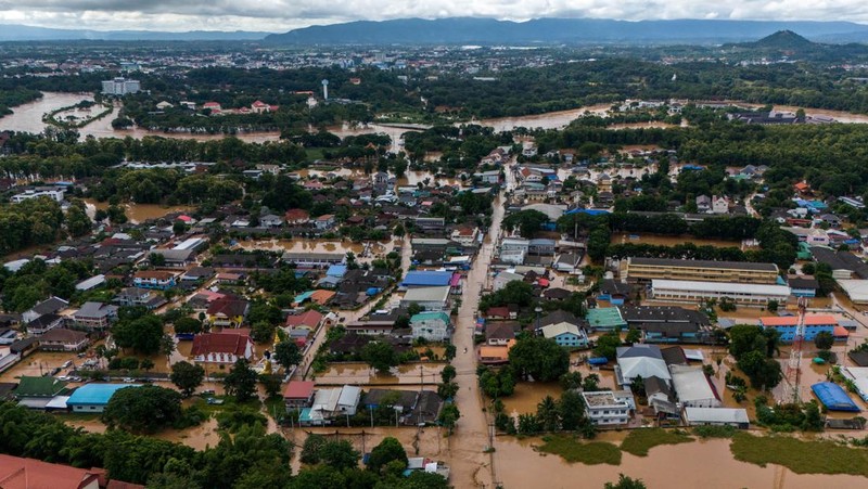 Foto udara menampilkan banjir akibat Topan Yagi yang melanda provinsi utara Chiang Rai, Thailand, Kamis (12/9/2024). (REUTERS/Anupong Intawong)