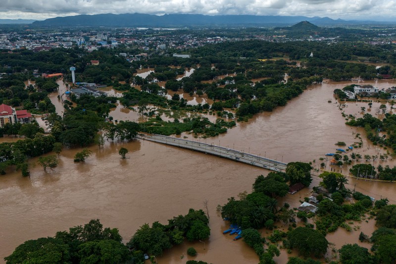 Foto udara menampilkan banjir akibat Topan Yagi yang melanda provinsi utara Chiang Rai, Thailand, Kamis (12/9/2024). (REUTERS/Anupong Intawong)