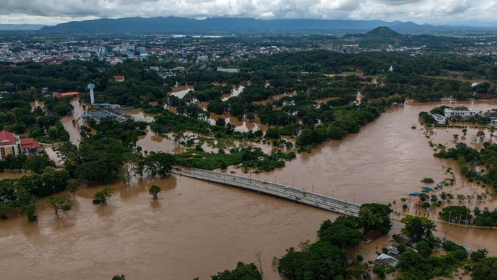 Foto udara menampilkan banjir akibat Topan Yagi yang melanda provinsi utara Chiang Rai, Thailand, Kamis (12/9/2024). (REUTERS/Anupong Intawong)