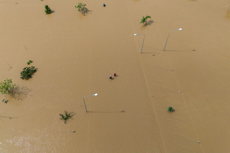 Foto udara menampilkan banjir akibat Topan Yagi yang melanda provinsi utara Chiang Rai, Thailand, Kamis (12/9/2024). (REUTERS/Anupong Intawong)