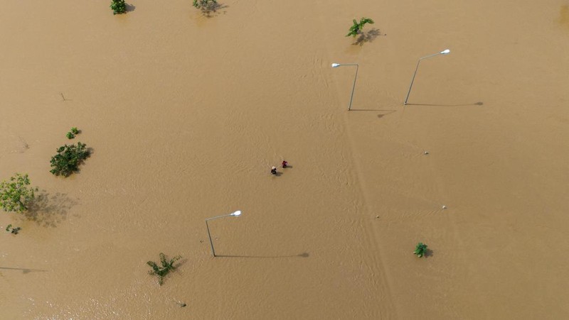 Foto udara menampilkan banjir akibat Topan Yagi yang melanda provinsi utara Chiang Rai, Thailand, Kamis (12/9/2024). (REUTERS/Anupong Intawong)