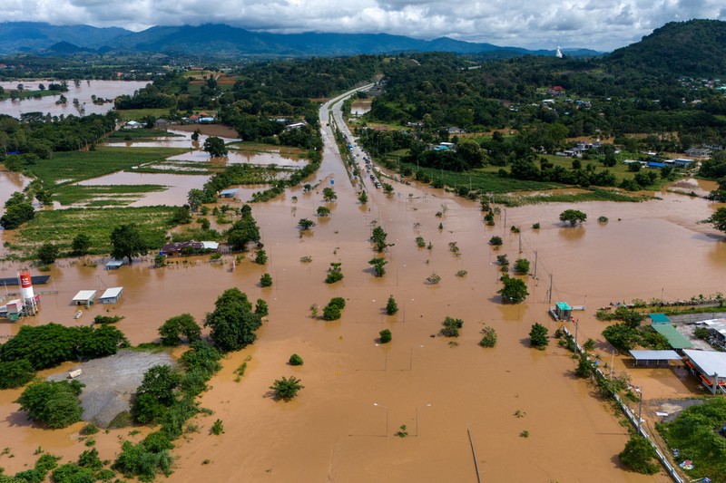 Foto udara menampilkan banjir akibat Topan Yagi yang melanda provinsi utara Chiang Rai, Thailand, Kamis (12/9/2024). (REUTERS/Anupong Intawong)