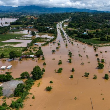 Potret Udara Tetangga Dekat RI Digulung Banjir, Penerbangan Lumpuh