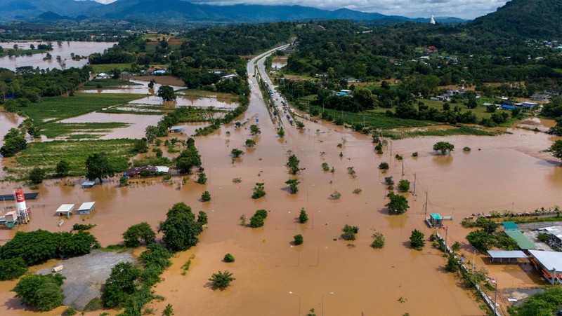 Foto udara menampilkan banjir akibat Topan Yagi yang melanda provinsi utara Chiang Rai, Thailand, Kamis (12/9/2024). (REUTERS/Anupong Intawong)