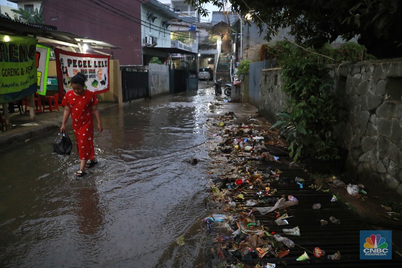 Genangan air usai hujan di perkampungan kawasan Jati Padang Baru, Pasar Minggu, Jakarta, Kamis (29/9/2024). (CNBC Indonesia/Muhammad Sabki) Genangan air usai hujan di perkampungan kawasan Jati Padang Baru, Pasar Minggu, Jakarta, Kamis (29/9/2024). (CNBC Indonesia/Muhammad Sabki)