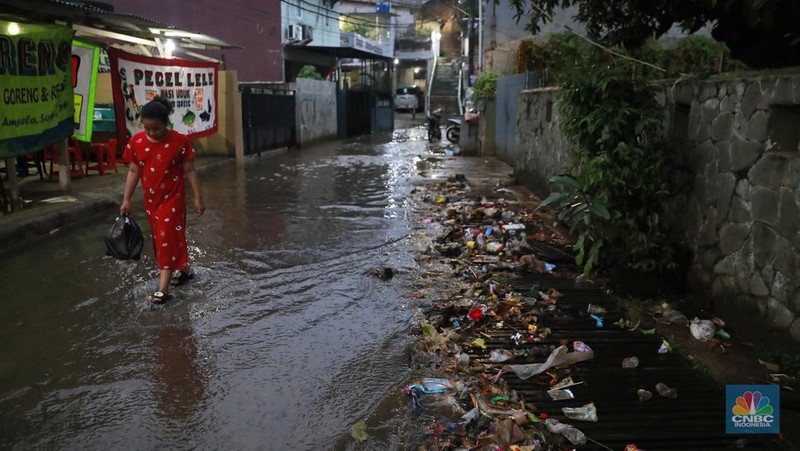 Genangan air usai hujan di perkampungan kawasan Jati Padang Baru, Pasar Minggu, Jakarta, Kamis (29/9/2024). (CNBC Indonesia/Muhammad Sabki)