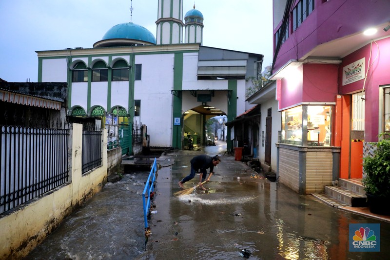 Genangan air usai hujan di perkampungan kawasan Jati Padang Baru, Pasar Minggu, Jakarta, Kamis (29/9/2024). (CNBC Indonesia/Muhammad Sabki) Genangan air usai hujan di perkampungan kawasan Jati Padang Baru, Pasar Minggu, Jakarta, Kamis (29/9/2024). (CNBC Indonesia/Muhammad Sabki)
