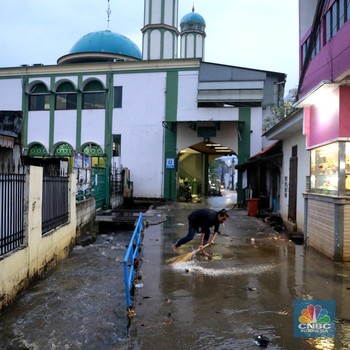 Diguyur Hujan, Begini Potret Genangan Akibat Luapan Air Kali Pulo