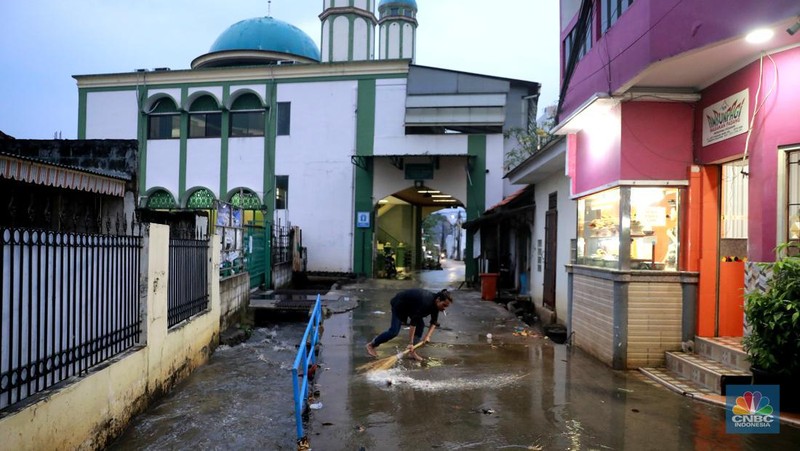 Genangan air usai hujan di perkampungan kawasan Jati Padang Baru, Pasar Minggu, Jakarta, Kamis (29/9/2024). (CNBC Indonesia/Muhammad Sabki)