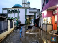 Diguyur Hujan, Begini Potret Genangan Akibat Luapan Air Kali Pulo