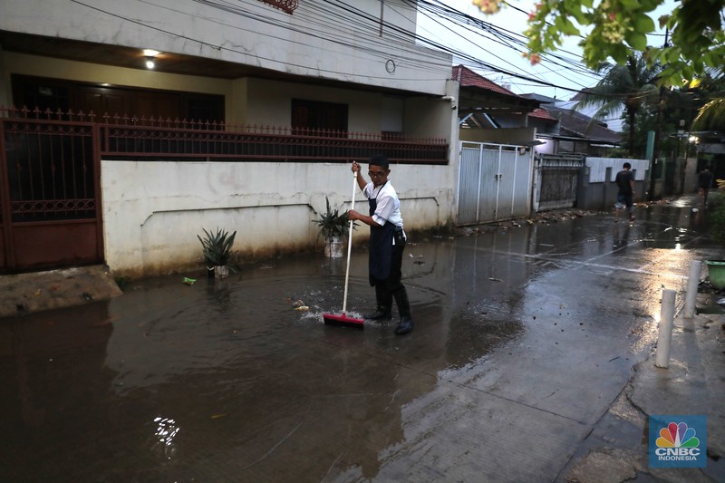 Genangan air usai hujan di perkampungan kawasan Jati Padang Baru, Pasar Minggu, Jakarta, Kamis (29/9/2024). (CNBC Indonesia/Muhammad Sabki)