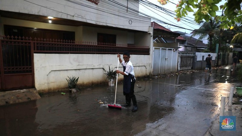 Genangan air usai hujan di perkampungan kawasan Jati Padang Baru, Pasar Minggu, Jakarta, Kamis (29/9/2024). (CNBC Indonesia/Muhammad Sabki)