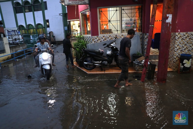 Genangan air usai hujan di perkampungan kawasan Jati Padang Baru, Pasar Minggu, Jakarta, Kamis (29/9/2024). (CNBC Indonesia/Muhammad Sabki) Genangan air usai hujan di perkampungan kawasan Jati Padang Baru, Pasar Minggu, Jakarta, Kamis (29/9/2024). (CNBC Indonesia/Muhammad Sabki)