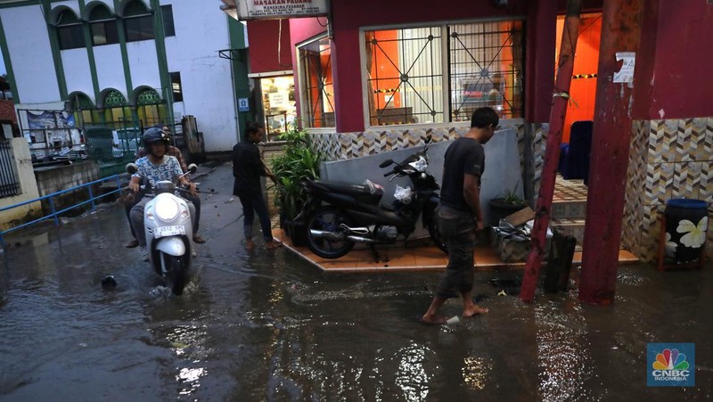 Genangan air usai hujan di perkampungan kawasan Jati Padang Baru, Pasar Minggu, Jakarta, Kamis (29/9/2024). (CNBC Indonesia/Muhammad Sabki)