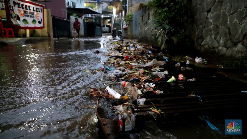 Genangan air usai hujan di perkampungan kawasan Jati Padang Baru, Pasar Minggu, Jakarta, Kamis (29/9/2024). (CNBC Indonesia/Muhammad Sabki)