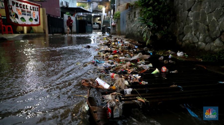 Genangan air usai hujan di perkampungan kawasan Jati Padang Baru, Pasar Minggu, Jakarta, Kamis (29/9/2024). (CNBC Indonesia/Muhammad Sabki)