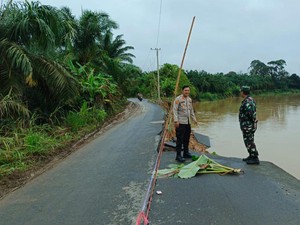 Jalan Lintas Muratara Ambles Akibat Longsor, Satu Mobil Nyaris Masuk Sungai