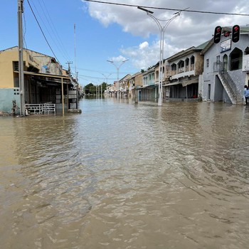Potret Negara 'Kering' Digulung Banjir, Puluhan Orang Tewas
