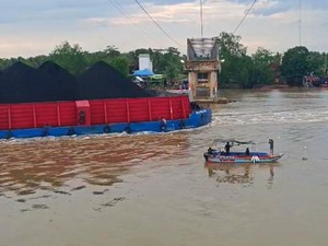 Jalur Sungai di Bawah Jembatan Lalan Muba Sudah Bisa Dilewati Kapal