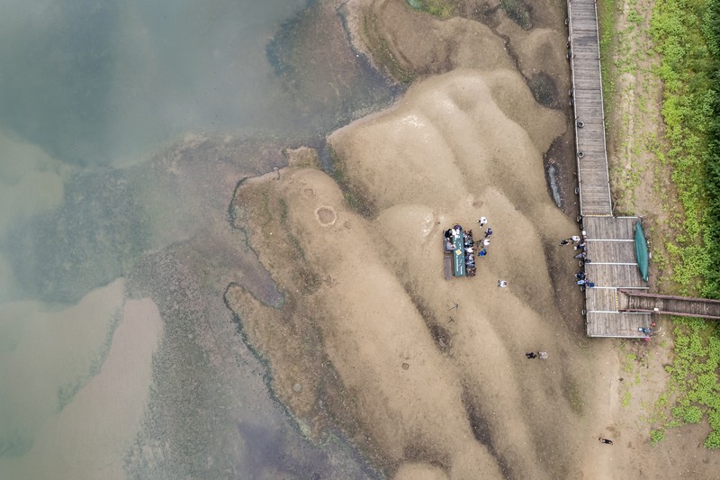 Kondisi dasar sungai Tisza yang sebagian kering di dekat Nagykoru, Hongaria, Rabu (11/9/2024). (REUTERS/Marton Monus)