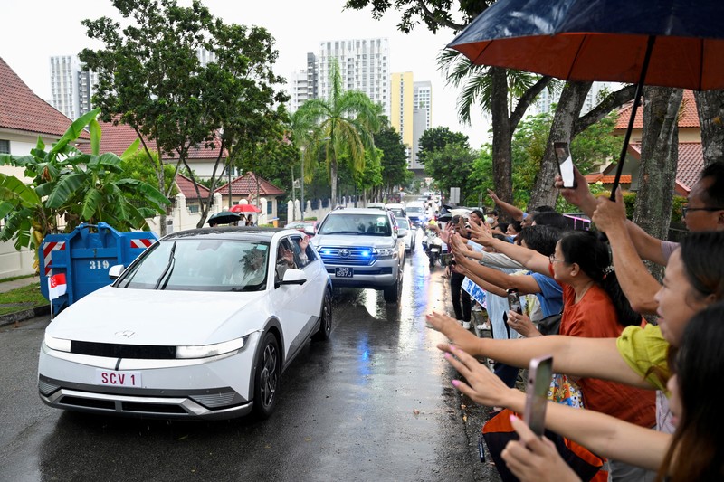 Paus Fransiskus melambaikan tangan dari mobil di Gedung Parlemen di Singapura, 12 September 2024. (REUTERS/Edgar Su)