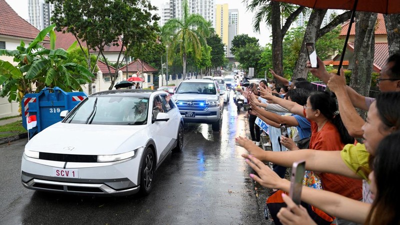 Paus Fransiskus melambaikan tangan dari mobil di Gedung Parlemen di Singapura, 12 September 2024. (REUTERS/Edgar Su)