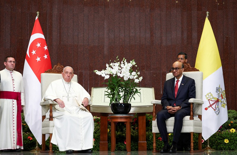 Paus Fransiskus melambaikan tangan dari mobil di Gedung Parlemen di Singapura, 12 September 2024. (REUTERS/Edgar Su)