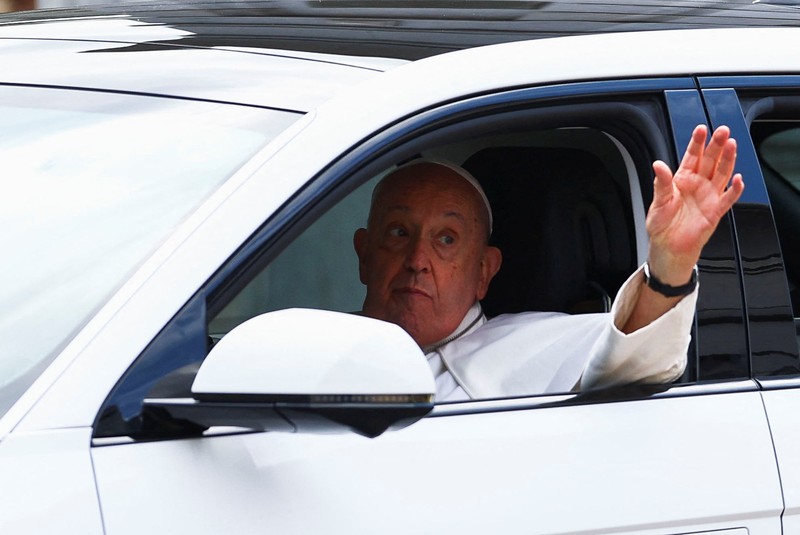 Paus Fransiskus melambaikan tangan dari mobil di Gedung Parlemen di Singapura, 12 September 2024. (REUTERS/Edgar Su)