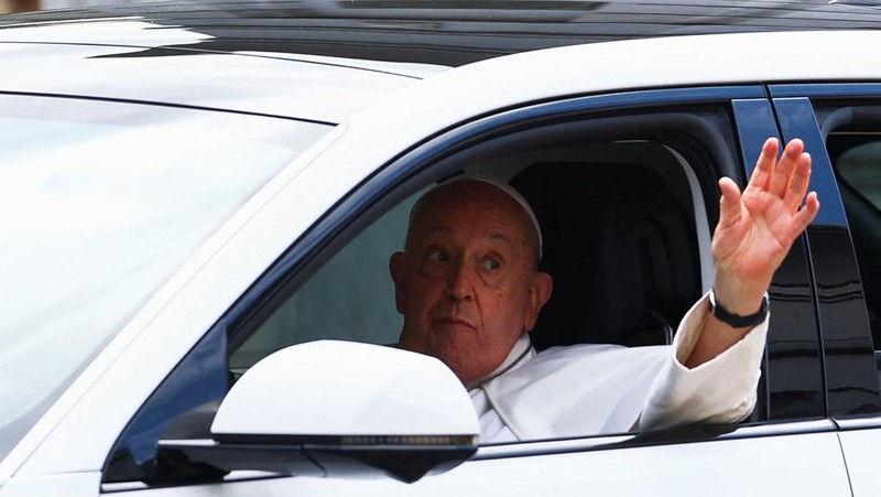 Paus Fransiskus melambaikan tangan dari mobil di Gedung Parlemen di Singapura, 12 September 2024. (REUTERS/Edgar Su)