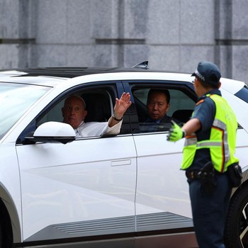 Bukan Toyota, Potret Paus Fransiskus Naik Hyundai Ioniq 5 di Singapura