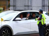 Bukan Toyota, Potret Paus Fransiskus Naik Hyundai Ioniq 5 di Singapura