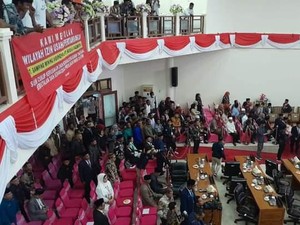 Pelantikan 20 Anggota DPRD Halmahera Tengah Diwarnai Demo Tolak Tambang