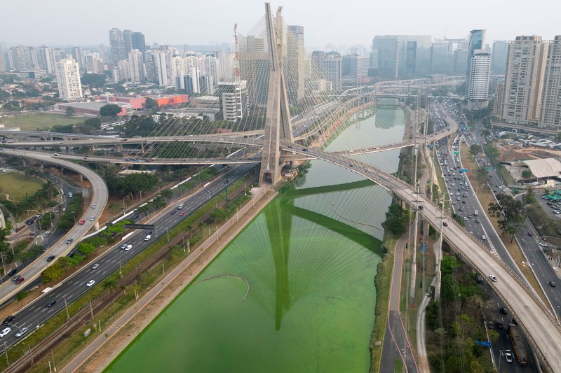 Pemandangan drone menunjukkan perkembangbiakan alga yang mengubah Sungai Pinheiros menjadi hijau setelah cuaca kering dan kurangnya hujan mengurangi kontribusi anak sungai, meningkatkan konsentrasi nutrisi dan mendukung pertumbuhan alga, di Sao Paulo, Brasil 10 September 2024. Pemandangan drone menunjukkan perkembangbiakan alga yang mengubah Sungai Pinheiros menjadi hijau setelah cuaca kering dan kurangnya hujan mengurangi kontribusi anak sungai, meningkatkan konsentrasi nutrisi dan mendukung pertumbuhan alga, di Sao Paulo, Brasil 10 September 2024. (REUTERS/Jorge Silva)