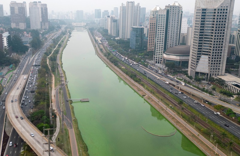 Pemandangan drone menunjukkan perkembangbiakan alga yang mengubah Sungai Pinheiros menjadi hijau setelah cuaca kering dan kurangnya hujan mengurangi kontribusi anak sungai, meningkatkan konsentrasi nutrisi dan mendukung pertumbuhan alga, di Sao Paulo, Brasil 10 September 2024. Pemandangan drone menunjukkan perkembangbiakan alga yang mengubah Sungai Pinheiros menjadi hijau setelah cuaca kering dan kurangnya hujan mengurangi kontribusi anak sungai, meningkatkan konsentrasi nutrisi dan mendukung pertumbuhan alga, di Sao Paulo, Brasil 10 September 2024. (REUTERS/Jorge Silva)