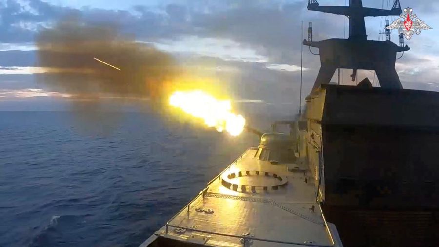 Sebuah kapal perang melepaskan tembakan selama latihan gabungan Angkatan Laut Rusia dan Angkatan Laut China sebagai bagian dari latihan komando dan staf strategis 
