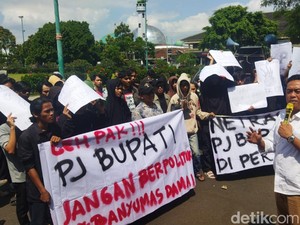 Tuding Pj Bupati Pansos-Manfaatkan Kotak Kosong, Warga Banyumas Demo