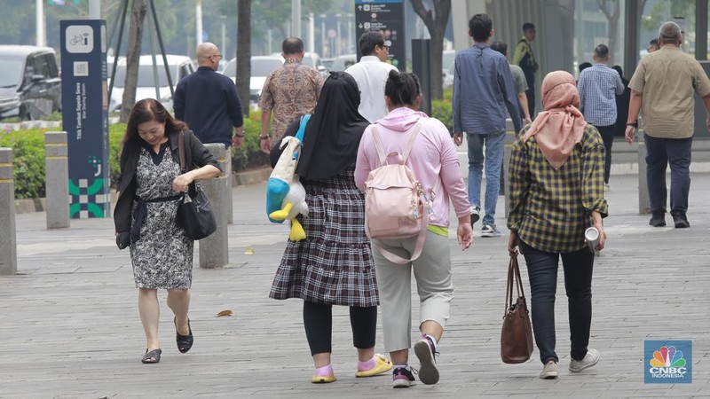 Sejumlah warga melintas di Kawasan Senayan, Jakarta, Kamis (12/9/2024). (CNBC Indonesia/Muhammad Sabki)