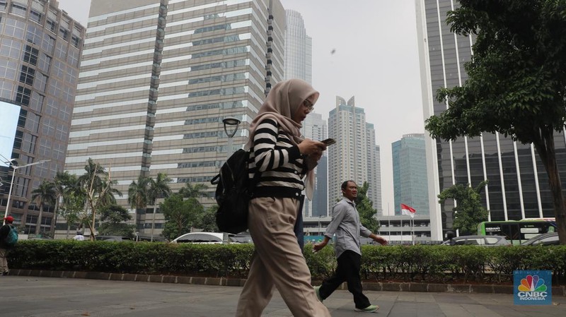 Sejumlah warga melintas di Kawasan Senayan, Jakarta, Kamis (12/9/2024). (CNBC Indonesia/Muhammad Sabki)