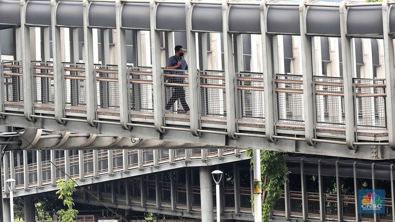 Sejumlah warga melintas di Kawasan Senayan, Jakarta, Kamis (12/9/2024). (CNBC Indonesia/Muhammad Sabki)