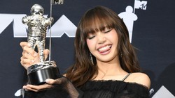 Lisa Jadi Artis Terhebat Dekade Ini?