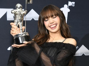Lisa Jadi Artis Terhebat Dekade Ini?