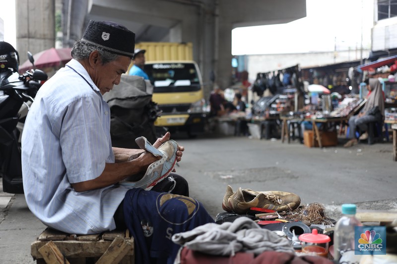 Suasana aktivitas para pedagang di kawasan kolong jembatan Pasar Kebayoran lama, Jakarta, Kamis (12/9/2024). (CNBC Indonesia/Tri Susilo)