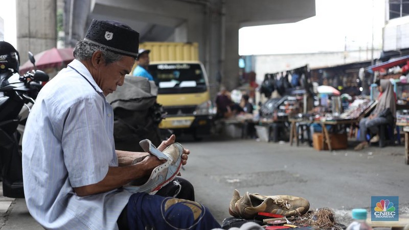 Suasana aktivitas para pedagang di kawasan kolong jembatan Pasar Kebayoran lama, Jakarta, Kamis (12/9/2024). (CNBC Indonesia/Tri Susilo)