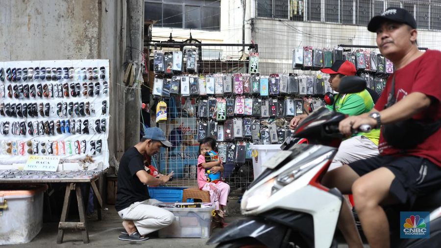 Suasana aktivitas para pedagang di kawasan kolong jembatan Pasar Kebayoran lama, Jakarta, Kamis (12/9/2024). (CNBC Indonesia/Tri Susilo)