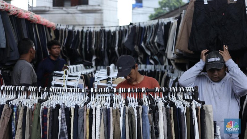 Suasana aktivitas para pedagang di kawasan kolong jembatan Pasar Kebayoran lama, Jakarta, Kamis (12/9/2024). (CNBC Indonesia/Tri Susilo)