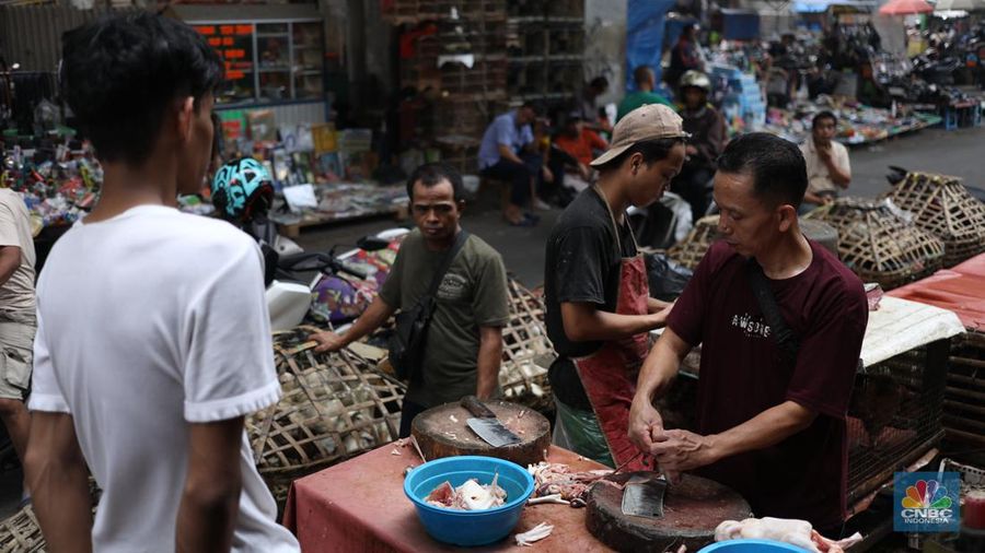 Suasana aktivitas para pedagang di kawasan kolong jembatan Pasar Kebayoran lama, Jakarta, Kamis (12/9/2024). (CNBC Indonesia/Tri Susilo)