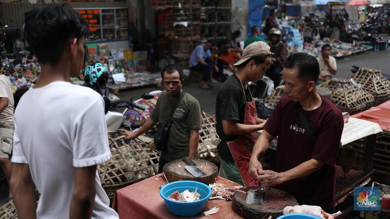 Suasana aktivitas para pedagang di kawasan kolong jembatan Pasar Kebayoran lama, Jakarta, Kamis (12/9/2024). (CNBC Indonesia/Tri Susilo)