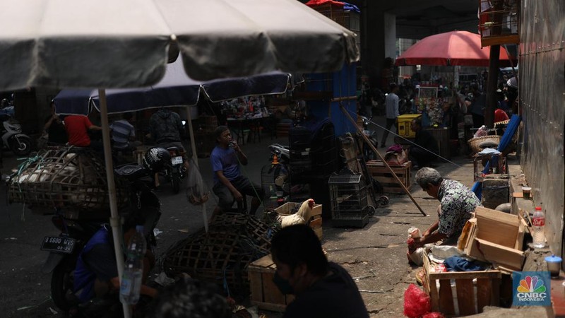 Suasana aktivitas para pedagang di kawasan kolong jembatan Pasar Kebayoran lama, Jakarta, Kamis (12/9/2024). (CNBC Indonesia/Tri Susilo)