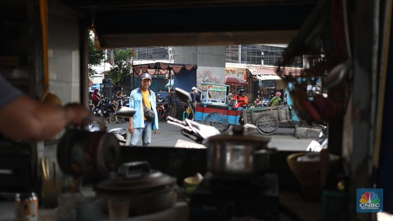 Suasana aktivitas para pedagang di kawasan kolong jembatan Pasar Kebayoran lama, Jakarta, Kamis (12/9/2024). (CNBC Indonesia/Tri Susilo)